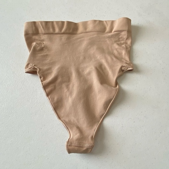 NEW Skims Seamless Sculpt Mid Waist Thong Clay Size S - Picture 2 of 8